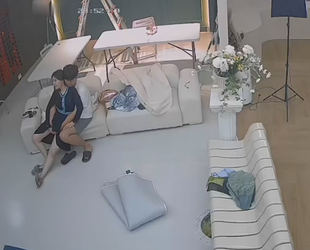 黑客破解監控實錄！攝影棚空無一人，攝影師狂搞老板娘隱秘偷情全記錄