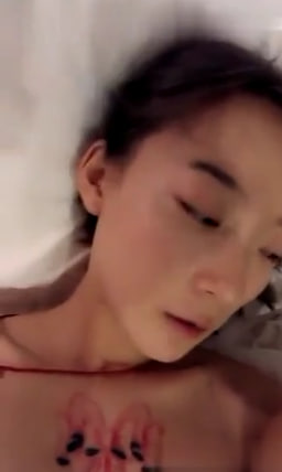 刺青萌妹酒店激戰男友，口爆射滿嘴豆漿心疼滋補：乖，多喝點補身體！